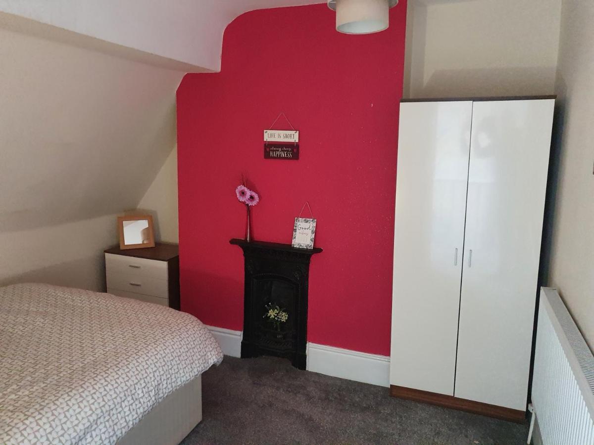 12 Person 6 Bedroom Self Catering House Liverpool Exterior photo