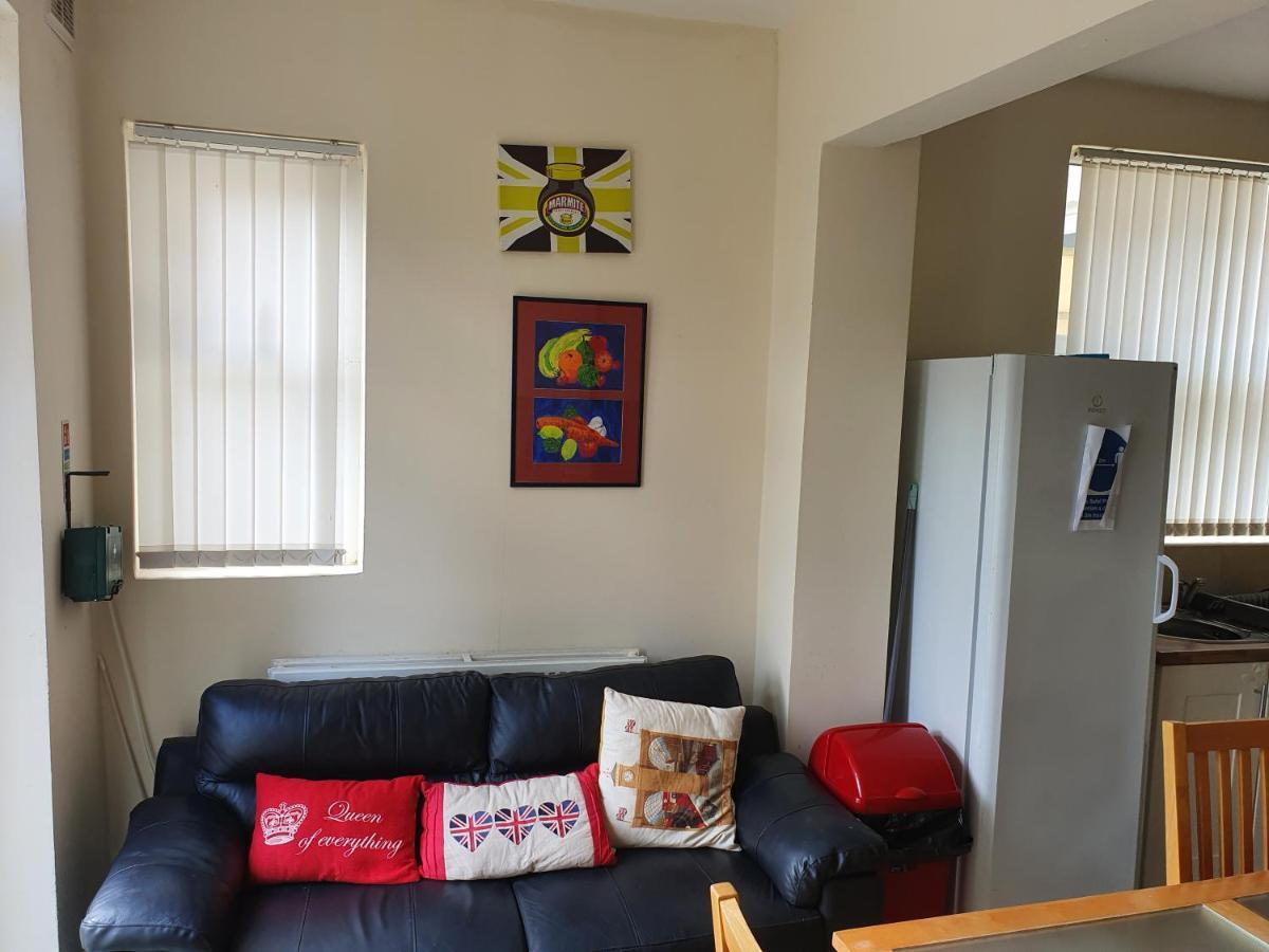 12 Person 6 Bedroom Self Catering House Liverpool Exterior photo
