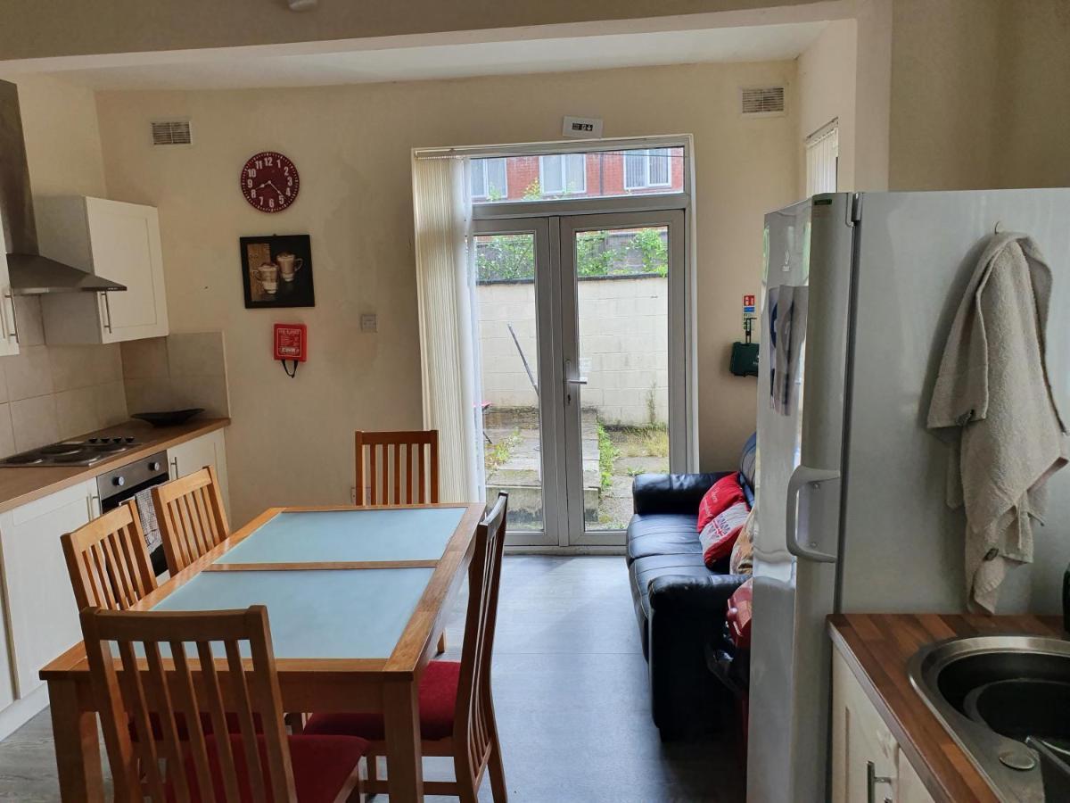 12 Person 6 Bedroom Self Catering House Liverpool Exterior photo